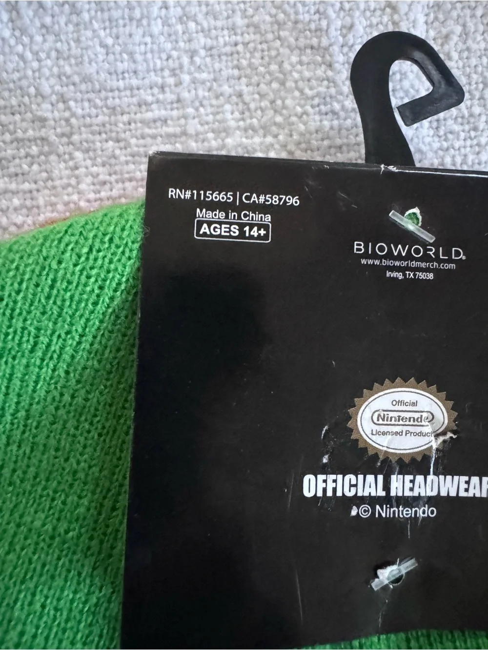 NWT-Adult Super Mario Bros. Nintendo Peek-A-Boo Beanie - One Size Fits Most 2 K1
